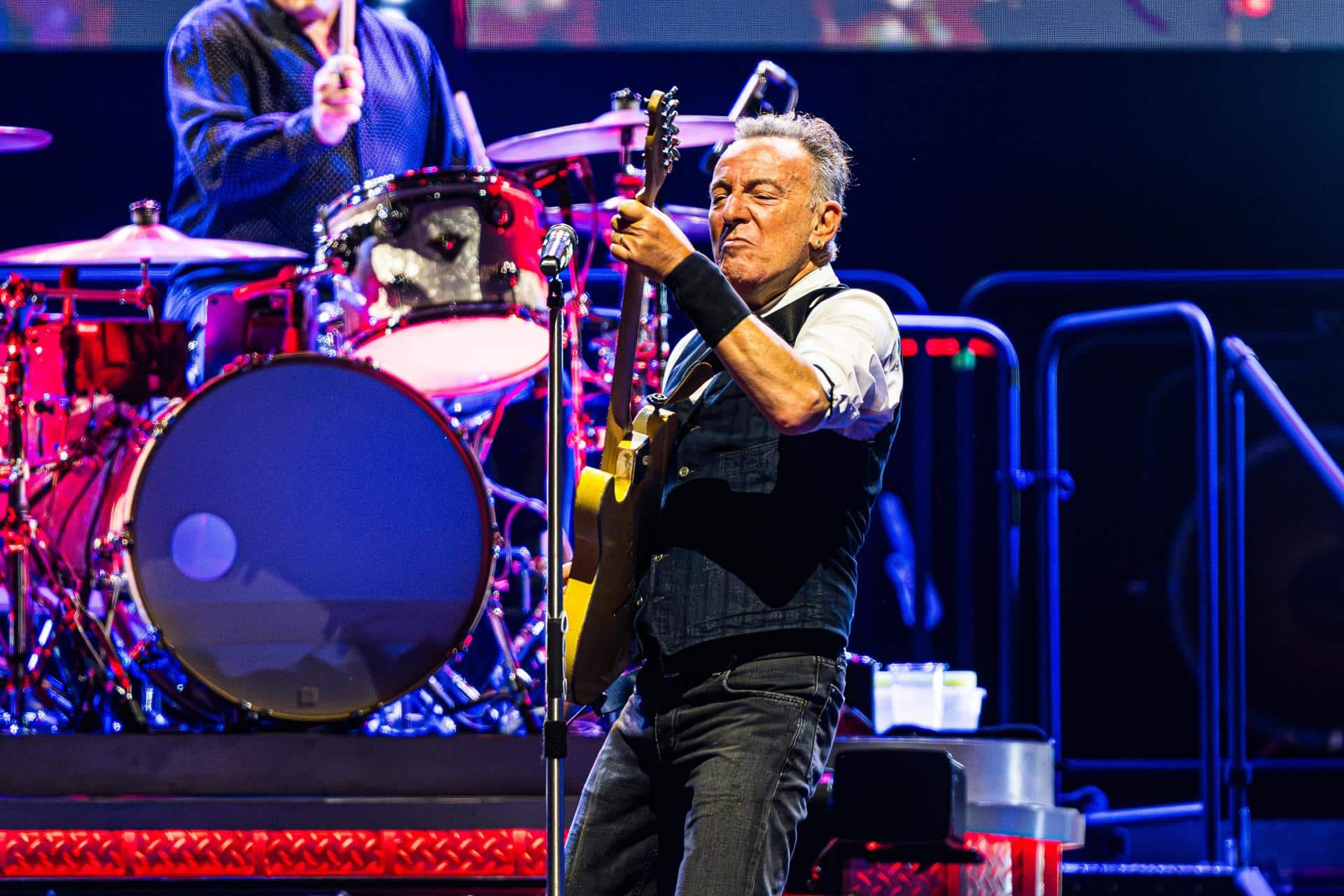 Fotografía de archivo en donde se ve al músico estadounidense Bruce Springsteen durante un concierto en el Strawberry Arena en Estocolmo, Suecia. EFE/EPA/Magnus Lejhall