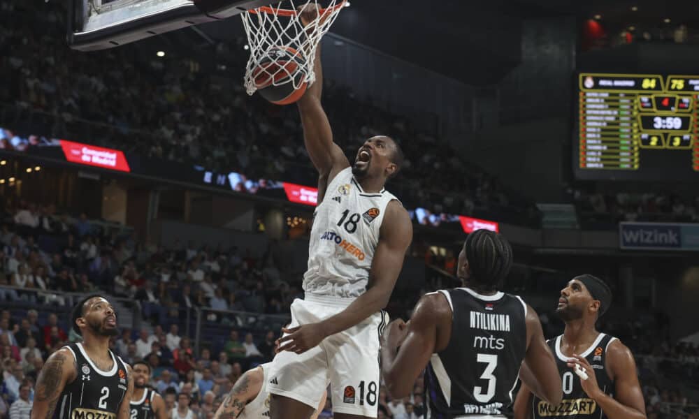 Serge Ibaka machaca la canasta. EFE/ Kiko Huesca