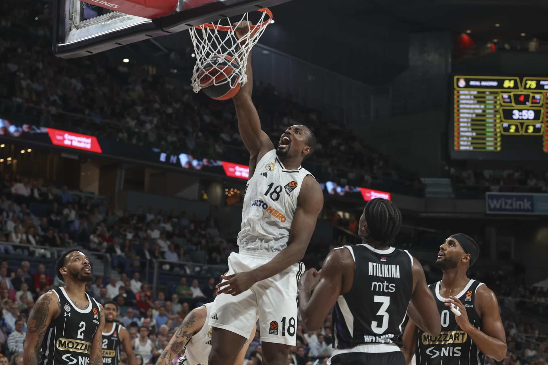 Serge Ibaka machaca la canasta. EFE/ Kiko Huesca