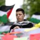 Un manifestante este domingo en una protesta a favor de Palestina en la ciudad australiana de Melbourne. EFE/EPA/JAMES ROSS NO ARCHIVING AUSTRALIA AND NEW ZEALAND OUT