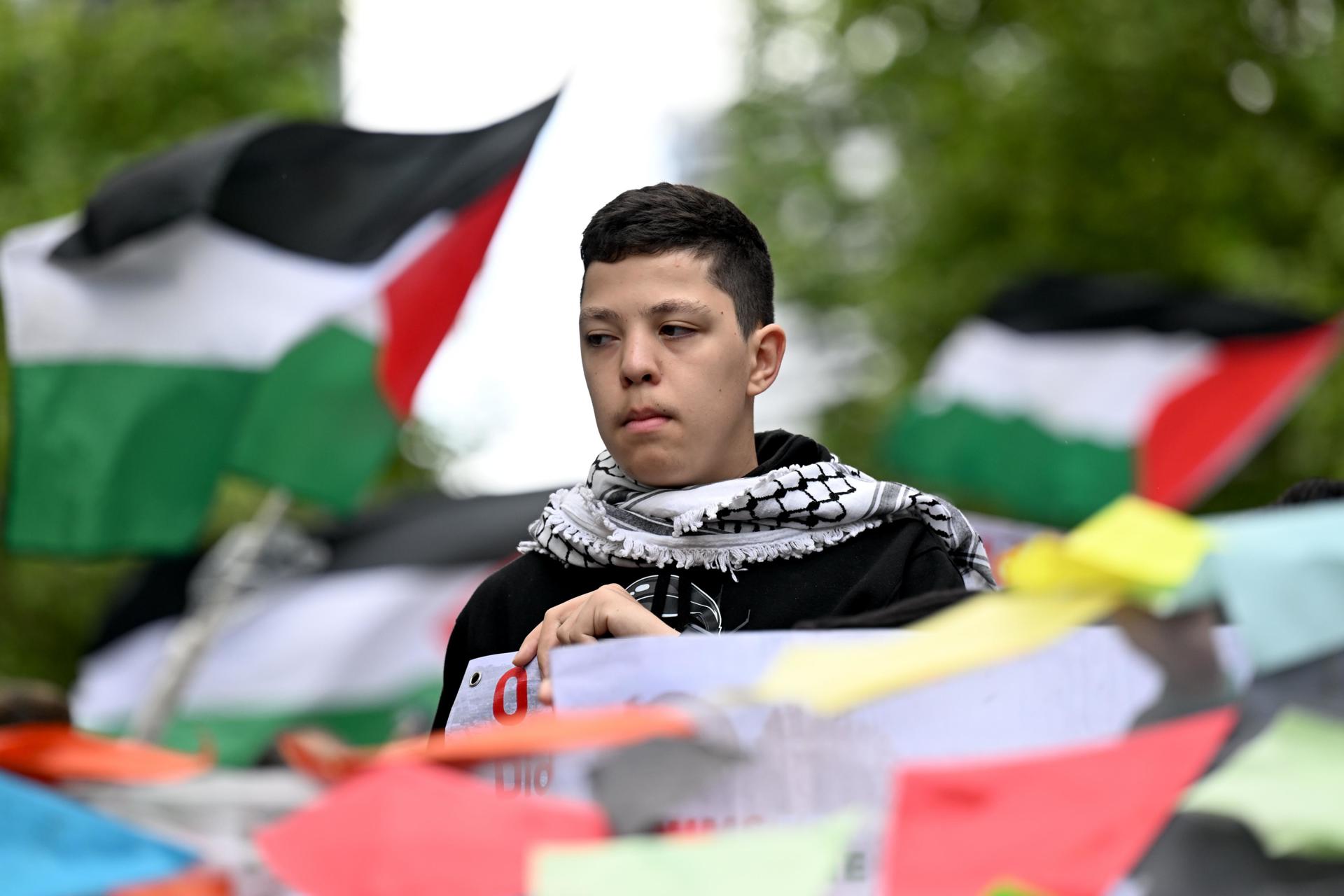 Un manifestante este domingo en una protesta a favor de Palestina en la ciudad australiana de Melbourne. EFE/EPA/JAMES ROSS NO ARCHIVING AUSTRALIA AND NEW ZEALAND OUT