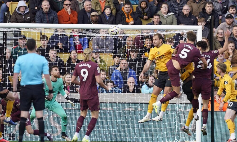 Wolverhampton (Reino Unido), 20/10/2024.- John Stones, jugador del Manchester City marca el 2-1 en el triunfo ante el Wolverhampton. EFE/EPA/TIM KEETON