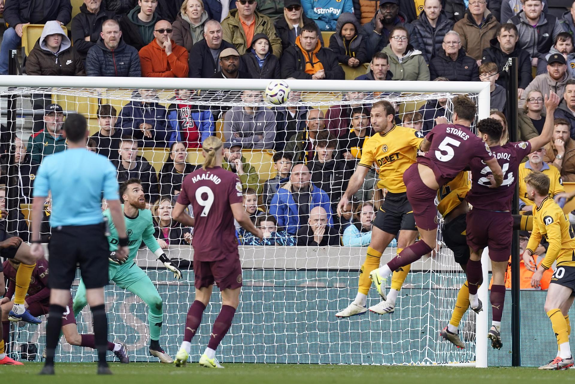 Wolverhampton (Reino Unido), 20/10/2024.- John Stones, jugador del Manchester City marca el 2-1 en el triunfo ante el Wolverhampton. EFE/EPA/TIM KEETON