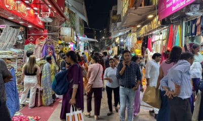 Numerosas personas en el mercado Lajpat de Nueva Delhi este viernes. Miles de personas abarrotan los principales mercados de la India para realizar las compras previas a las fiestas Diwali, una de las mayores celebraciones del calendario hindú que marca el término del año lunar, generando el caos entre los consumidores. EFE/ Rita Cardeira