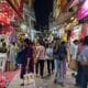 Numerosas personas en el mercado Lajpat de Nueva Delhi este viernes. Miles de personas abarrotan los principales mercados de la India para realizar las compras previas a las fiestas Diwali, una de las mayores celebraciones del calendario hindú que marca el término del año lunar, generando el caos entre los consumidores. EFE/ Rita Cardeira