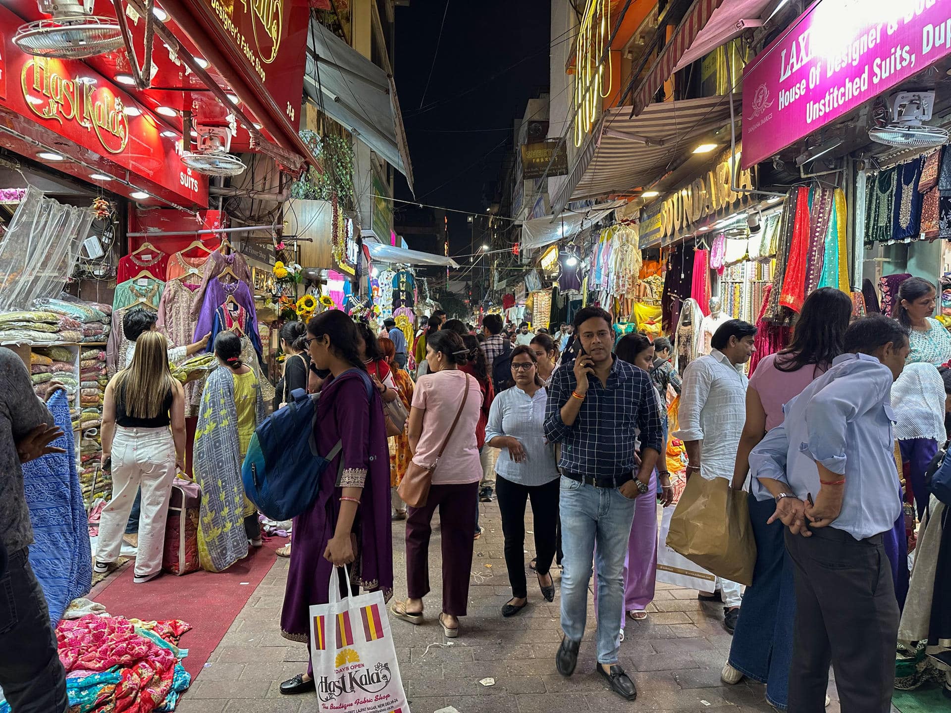 Numerosas personas en el mercado Lajpat de Nueva Delhi este viernes. Miles de personas abarrotan los principales mercados de la India para realizar las compras previas a las fiestas Diwali, una de las mayores celebraciones del calendario hindú que marca el término del año lunar, generando el caos entre los consumidores. EFE/ Rita Cardeira