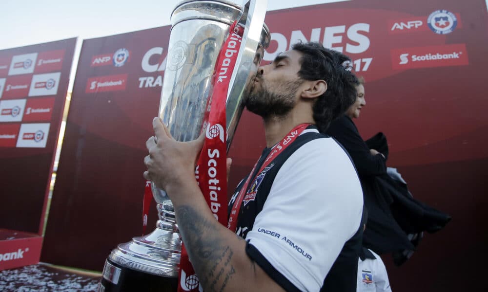 Fotografía del 9 de diciembre de 2017 en donde se ve al entonces jugador del Colo Colo, Jorge Valdivia, mientras besa la copa de campeón del Torneo de Transición 2017 en Concepción (Chile). EFE/Javier Torres.