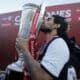 Fotografía del 9 de diciembre de 2017 en donde se ve al entonces jugador del Colo Colo, Jorge Valdivia, mientras besa la copa de campeón del Torneo de Transición 2017 en Concepción (Chile). EFE/Javier Torres.