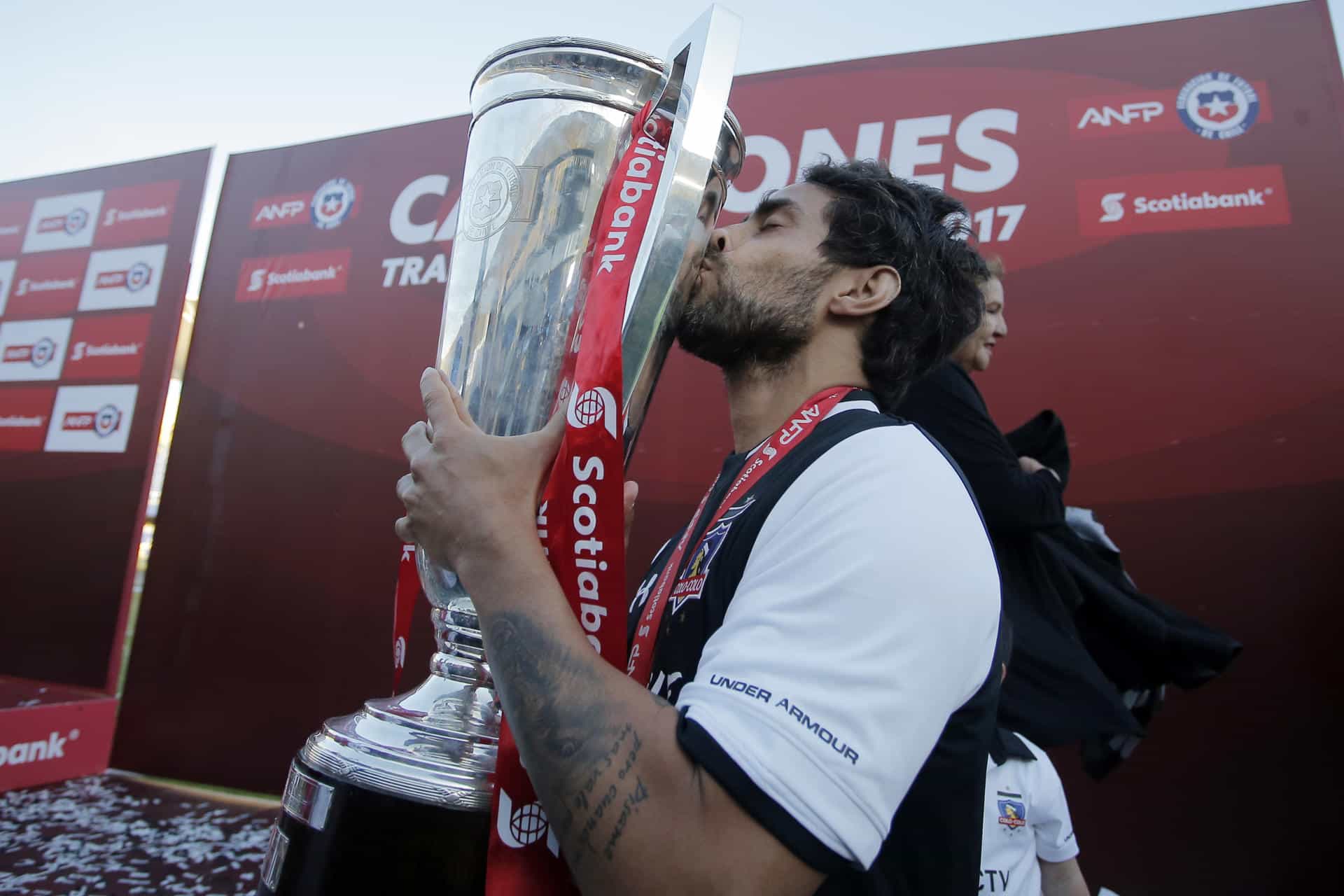 Fotografía del 9 de diciembre de 2017 en donde se ve al entonces jugador del Colo Colo, Jorge Valdivia, mientras besa la copa de campeón del Torneo de Transición 2017 en Concepción (Chile). EFE/Javier Torres.