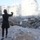 Una mujer toma una foto de un edificio destruido en el barrio de Haret Hreik, en los suburbios del sur de Beirut, tras los ataques militares israelíes sobre Beirut. EFE/ WAEL HAMZEH