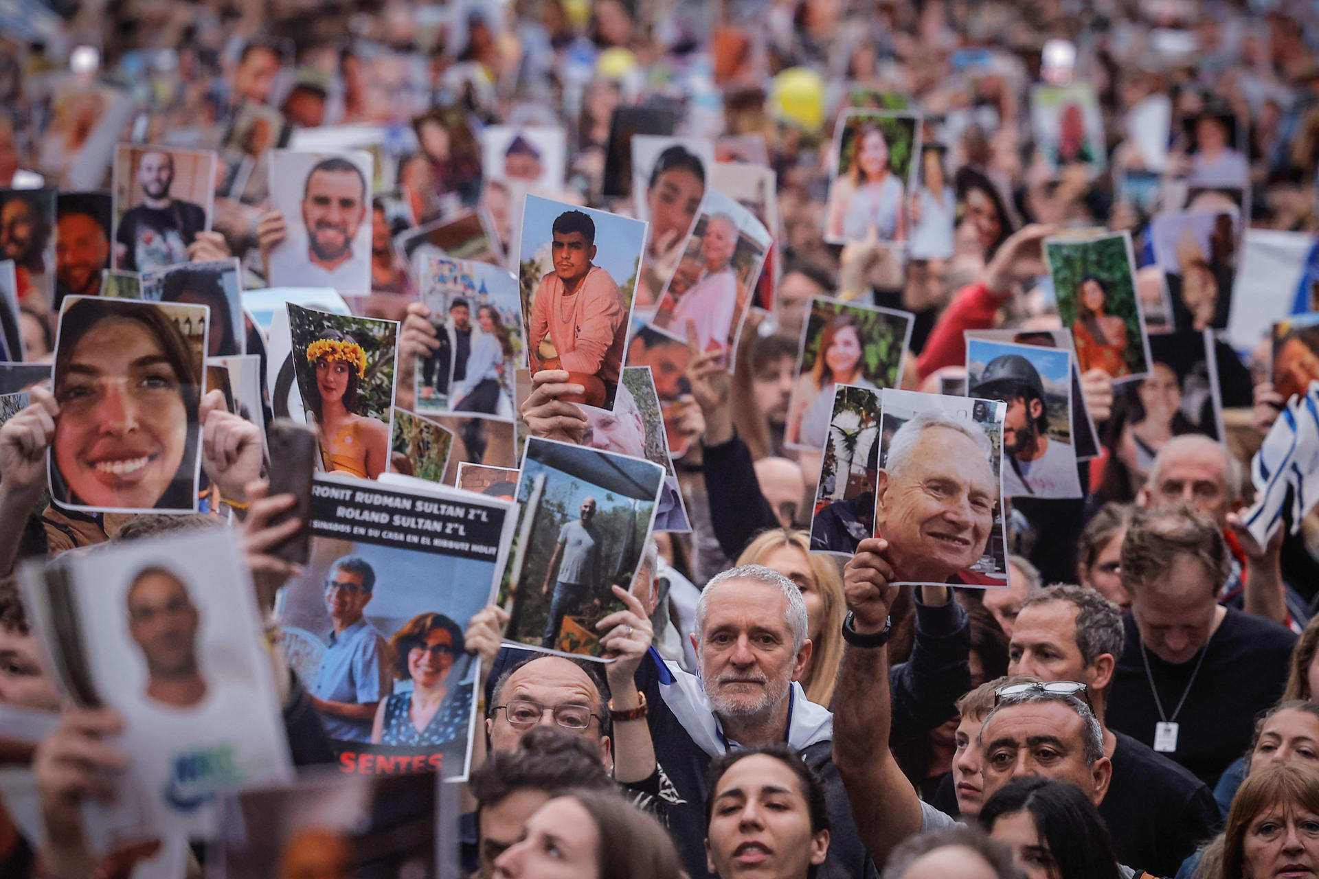 Personas se manifiestan en apoyo a Israel, este lunes en Buenos Aires (Argentina). EFE/ Juan Ignacio Roncoroni