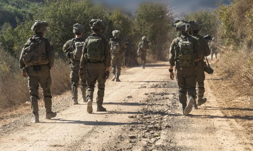 Fotografía cedida por el ejército de Israel (Fuerzas de Defensa Israelíes, IDF, por sus siglas en inglés) que muestra a unos militares israelíes durante una de las operaciones en la franja de Gaza y en el sur del Líbano. El Ejército israelí aseguró en la madrugada de este domingo haber matado a unos 65 milicianos del grupo chií Hizbulá en combates a corta distancia a lo largo del sábado en el sur de Líbano, y también se refirió a sus combates en la Franja de Gaza, donde también dice haber matado a "decenas de terroristas". EFE/ Ejército de Israel ***SOLO USO EDITORIAL/SOLO DISPONIBLE PARA ILUSTRAR LA NOTICIA QUE ACOMPAÑA (CRÉDITO OBLIGATORIO)***