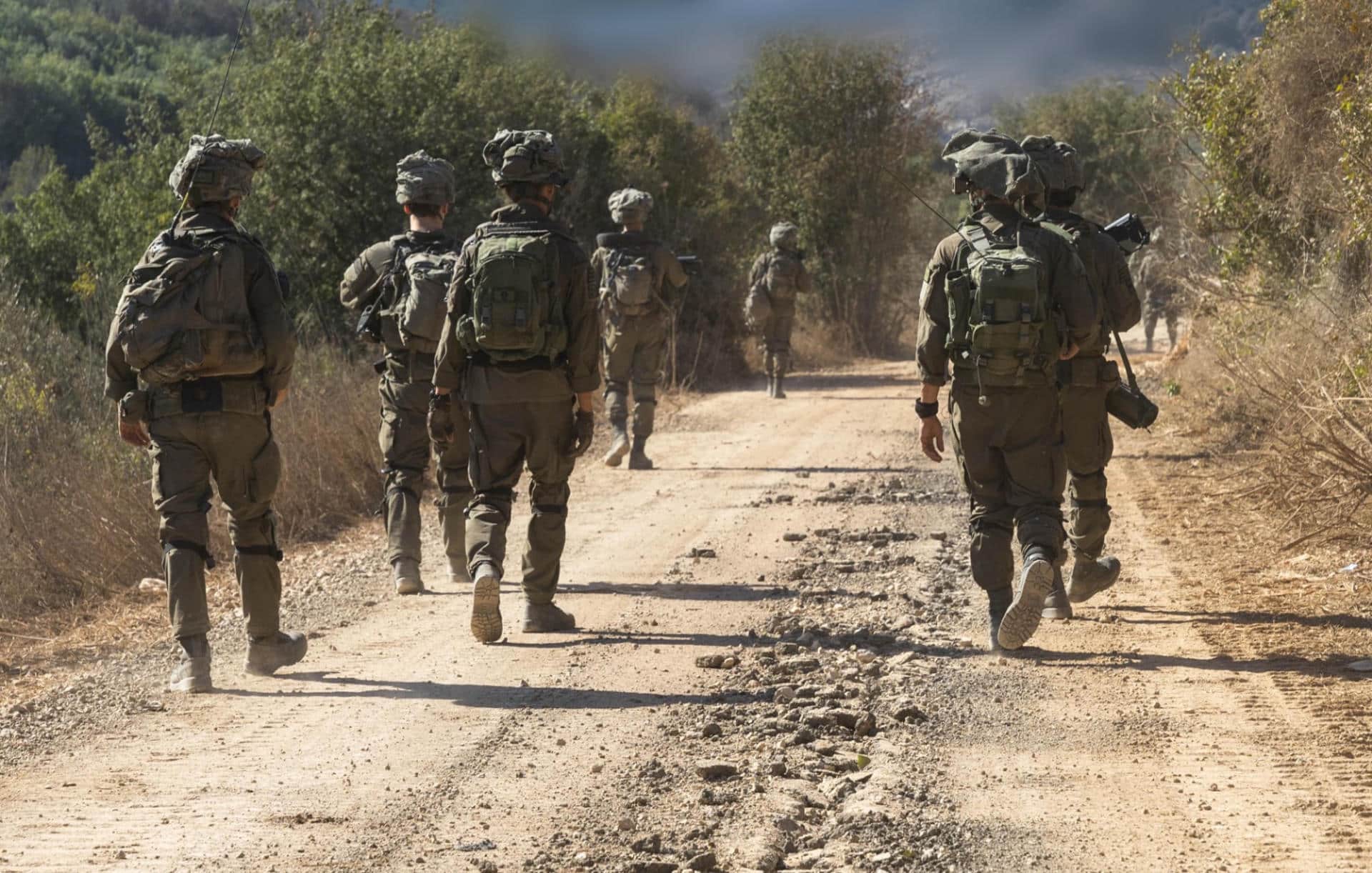 Fotografía cedida por el ejército de Israel (Fuerzas de Defensa Israelíes, IDF, por sus siglas en inglés) que muestra a unos militares israelíes durante una de las operaciones en la franja de Gaza y en el sur del Líbano. El Ejército israelí aseguró en la madrugada de este domingo haber matado a unos 65 milicianos del grupo chií Hizbulá en combates a corta distancia a lo largo del sábado en el sur de Líbano, y también se refirió a sus combates en la Franja de Gaza, donde también dice haber matado a "decenas de terroristas". EFE/ Ejército de Israel ***SOLO USO EDITORIAL/SOLO DISPONIBLE PARA ILUSTRAR LA NOTICIA QUE ACOMPAÑA (CRÉDITO OBLIGATORIO)***