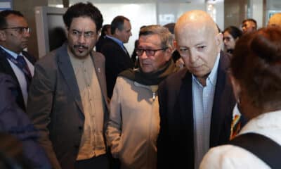 Fotografía de archivo del senador Iván Cepeda (i) y Otty Patiño (d), miembros de la delegación del Gobierno colombiano, y Pablo Beltrán, jefe de la delegación de la guerrilla del ELN. EFE/ Mauricio Dueñas Castañeda