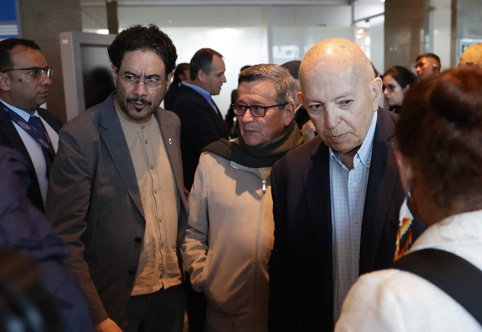 Fotografía de archivo del senador Iván Cepeda (i) y Otty Patiño (d), miembros de la delegación del Gobierno colombiano, y Pablo Beltrán, jefe de la delegación de la guerrilla del ELN. EFE/ Mauricio Dueñas Castañeda