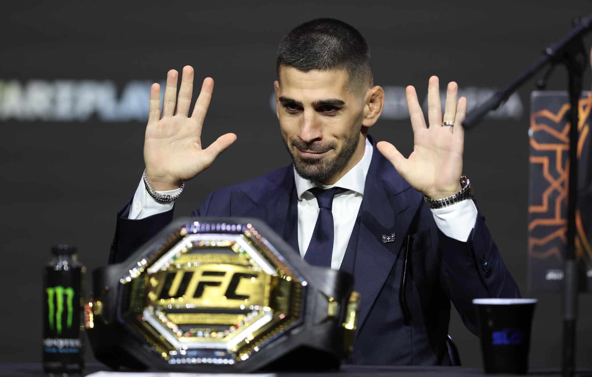 El hispano-georgiano Ilia Topuria durante la rueda de prensa este viernes en Abu Dabi. Topuria defenderá el título mundial del peso pluma de la UFC ante el estadounidense Max Holloway esta sábado. EFE/EPA/ALI HAIDER