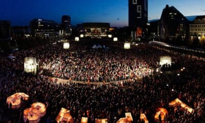 Un grupo de personas enciende velas junto al símbolo "Leipzig 89" durante un acto para conmemorar el 25 aniversario de la Revolución Pacífica, en la plaza Augustenplatz de Leipzig (Alemania) el 9 de octubre de 2014. EFE/HENDRIK SCHMIDT