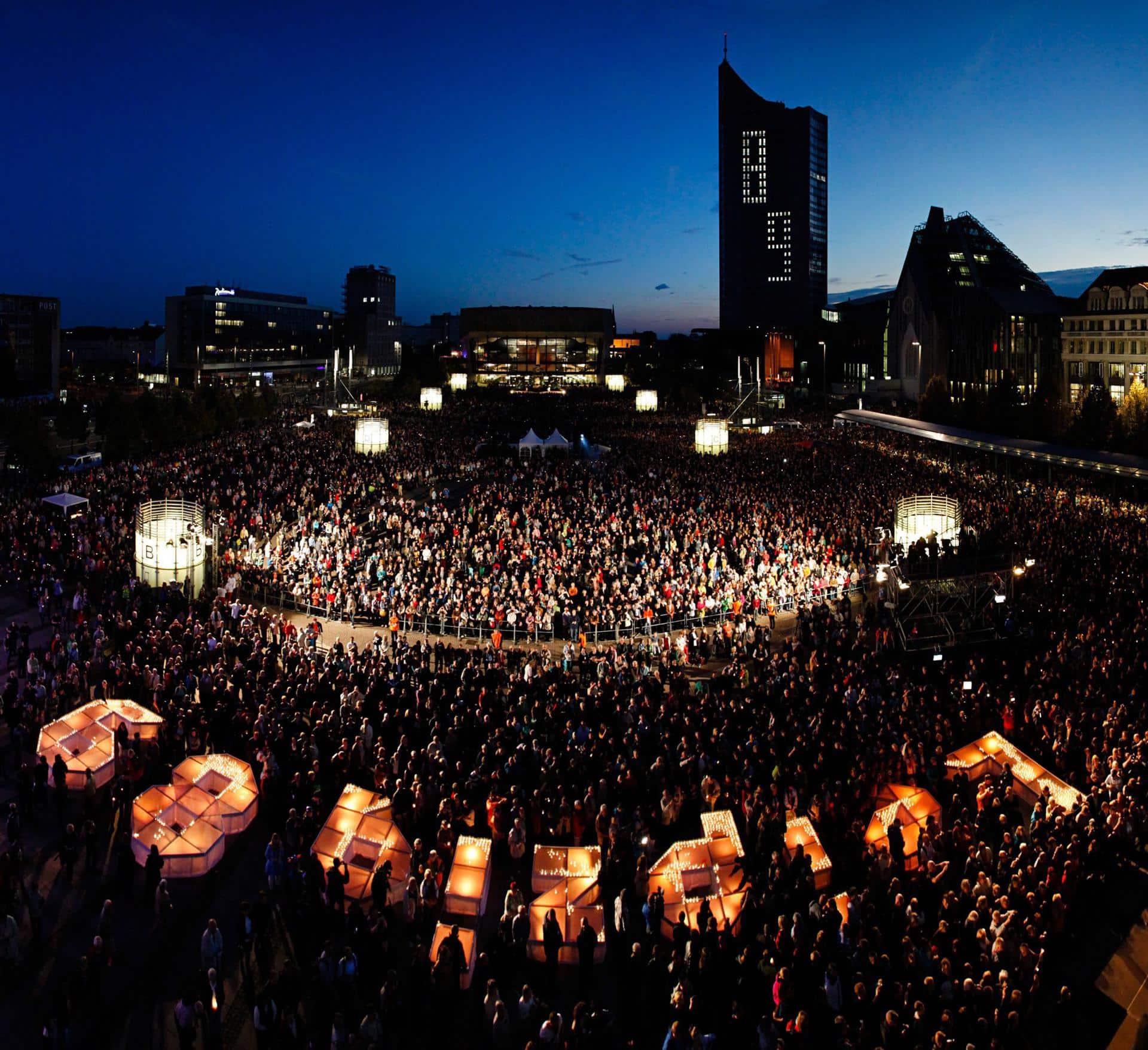 Un grupo de personas enciende velas junto al símbolo "Leipzig 89" durante un acto para conmemorar el 25 aniversario de la Revolución Pacífica, en la plaza Augustenplatz de Leipzig (Alemania) el 9 de octubre de 2014. EFE/HENDRIK SCHMIDT