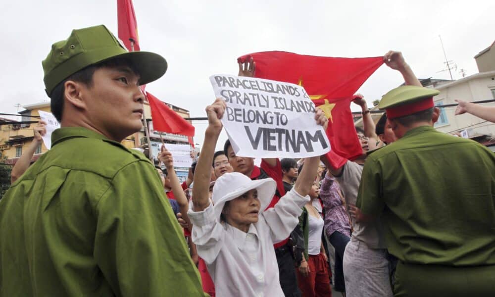 LIN06 HANOI (VIETNAM) 26/06/2011.- Una vietnamita sostiene una pancarta que declara que las islas Paracel y Spratly pertenecen a Vietnam durante una protesta contra China en Hanoi, Vietnam, hoy domingo 26 de junio de 2011. Pekín y varias naciones del sudeste de Asia reclaman a las islas Paracel y Spratly, en las que se cree que hay ricos depósitos de hidrocarburos. EFE/LUONG THAI LINH