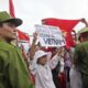 LIN06 HANOI (VIETNAM) 26/06/2011.- Una vietnamita sostiene una pancarta que declara que las islas Paracel y Spratly pertenecen a Vietnam durante una protesta contra China en Hanoi, Vietnam, hoy domingo 26 de junio de 2011. Pekín y varias naciones del sudeste de Asia reclaman a las islas Paracel y Spratly, en las que se cree que hay ricos depósitos de hidrocarburos. EFE/LUONG THAI LINH