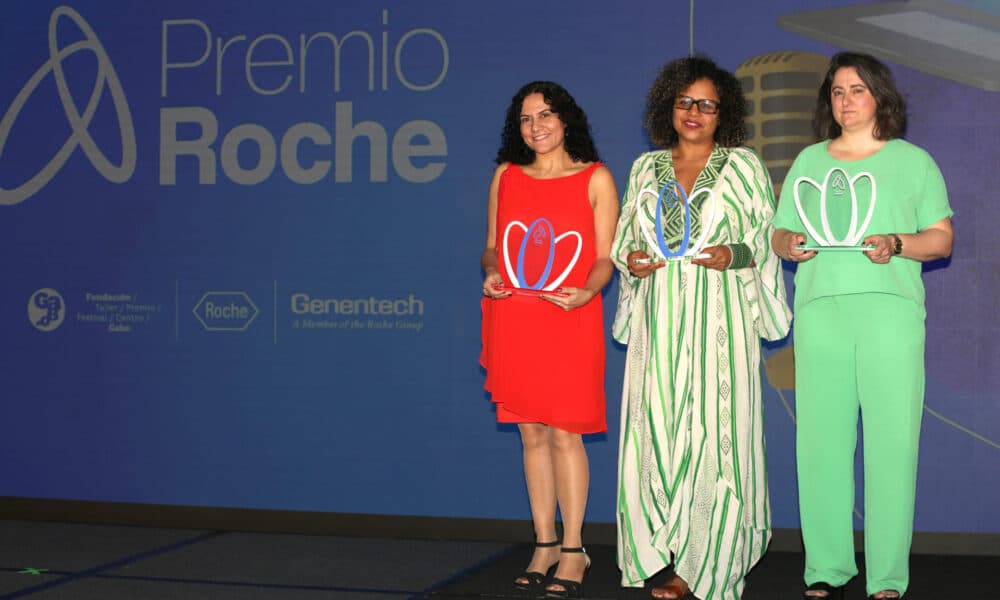 Las ganadoras del Premio Roche (desde la izquierda) en la categoría de Periodismo en Salud, Yaiza Perera; en periodismo digital, Marcela Castro, y en periodismo sonoro, Analía Llorente, posan al final del Roche Press Day, en Miami, Florida (EE.UU.). EFE/ Marlon Pacheco