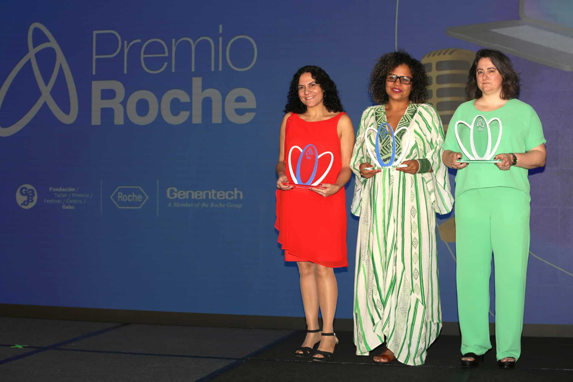 Las ganadoras del Premio Roche (desde la izquierda) en la categoría de Periodismo en Salud, Yaiza Perera; en periodismo digital, Marcela Castro, y en periodismo sonoro, Analía Llorente, posan al final del Roche Press Day, en Miami, Florida (EE.UU.). EFE/ Marlon Pacheco