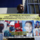 Fotografía de archivo de un familiar de un joven detenido bajo el régimen de excepción en El Salvador, que muestra una pancarta a las afueras de una sede de la Fiscalía General, en Antiguo Cuscatlán (El Salvador). EFE/ Rodrigo Sura