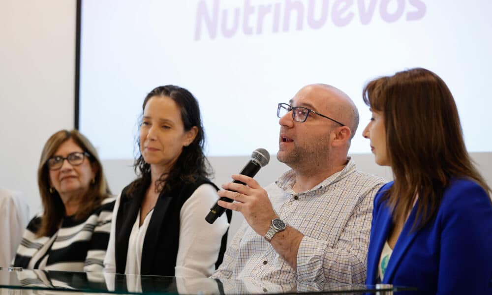 El gerente de sostenibilidad de la compañía Nutrihuevos, Teo Urbieta, habla durante el lanzamiento del Congreso Regional de Sostenibilidad Corporativa este martes, en Asunción (Paraguay). EFE/ Juan Pablo Pino