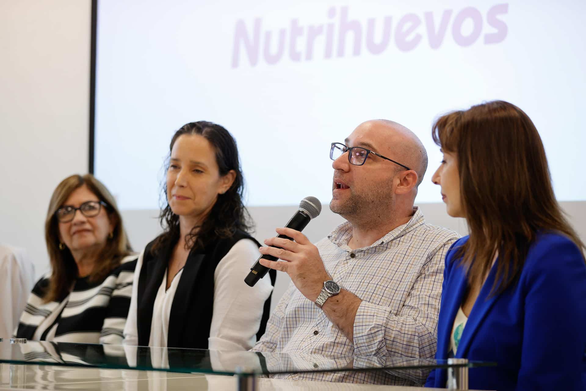 El gerente de sostenibilidad de la compañía Nutrihuevos, Teo Urbieta, habla durante el lanzamiento del Congreso Regional de Sostenibilidad Corporativa este martes, en Asunción (Paraguay). EFE/ Juan Pablo Pino