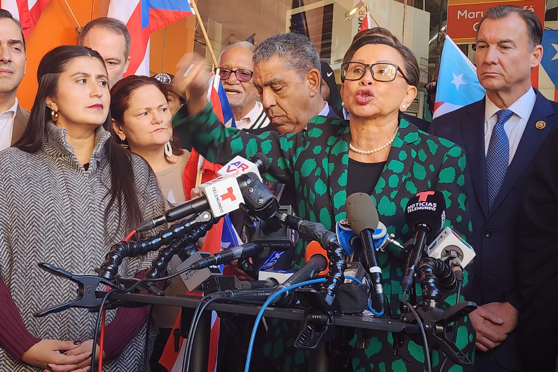 La congresista Nydia Velázquez (c) habla durante una rueda de prensa este lunes, en el Barrio de Harlem en Nueva York (Estados Unidos). EFE/ Ruth E. Hernández