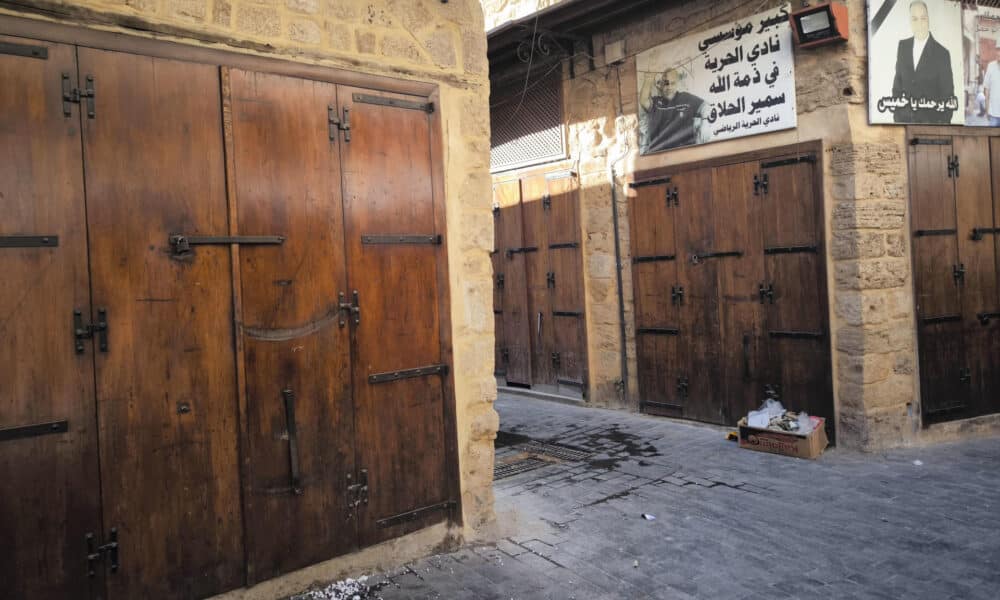 Tiendas cerradas en el zoco histórico de Sidón, en el sur del Líbano, que antes estaba lleno de vida y ahora apagado por el miedo a las bombas israelíes. EFE/Isaac J. Martín