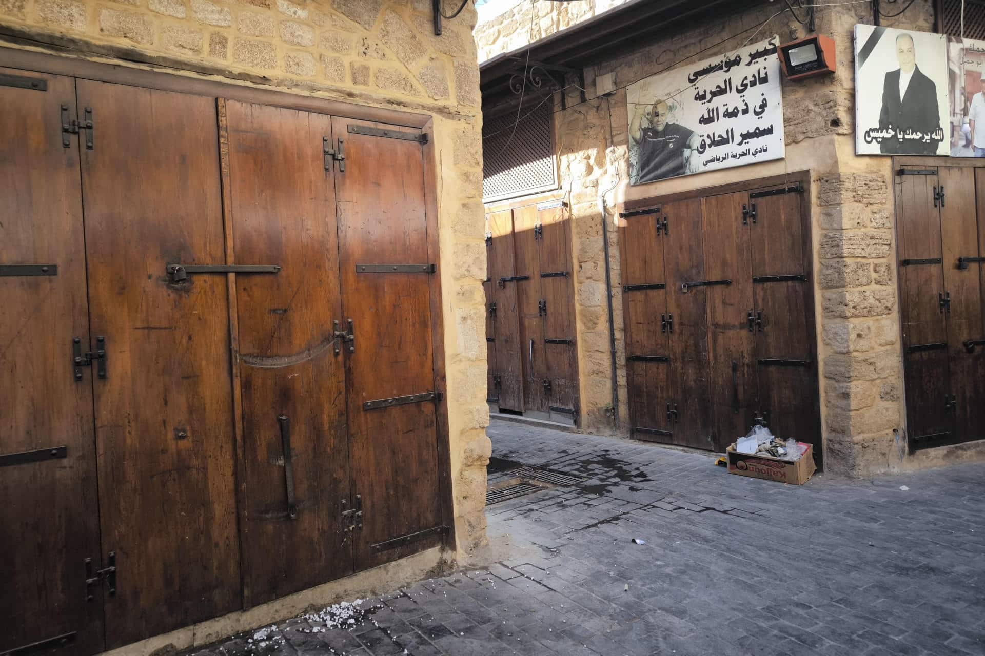 Tiendas cerradas en el zoco histórico de Sidón, en el sur del Líbano, que antes estaba lleno de vida y ahora apagado por el miedo a las bombas israelíes. EFE/Isaac J. Martín