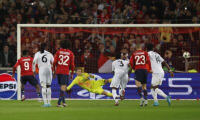 El delantero David Jonathan (I) transforma un penalti durante el partido de la segunda jornada  de la Liga de Campeones que juegan Lille y Real Madrid en Lille, Francia. EFE/EPA/MOHAMMED BADRA