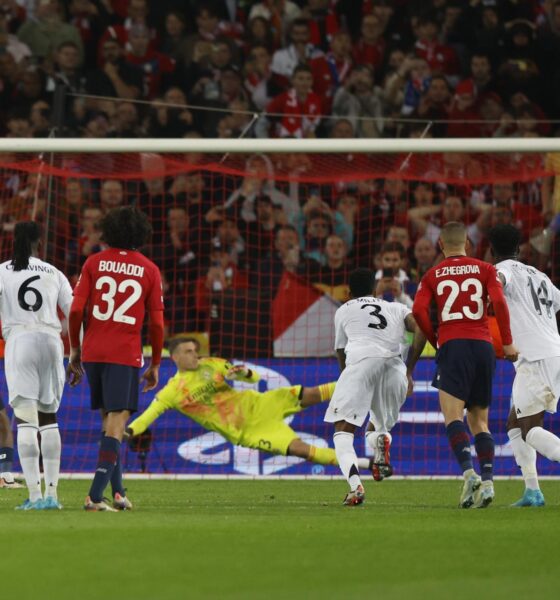 El delantero David Jonathan (I) transforma un penalti durante el partido de la segunda jornada  de la Liga de Campeones que juegan Lille y Real Madrid en Lille, Francia. EFE/EPA/MOHAMMED BADRA