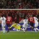 El delantero David Jonathan (I) transforma un penalti durante el partido de la segunda jornada  de la Liga de Campeones que juegan Lille y Real Madrid en Lille, Francia. EFE/EPA/MOHAMMED BADRA