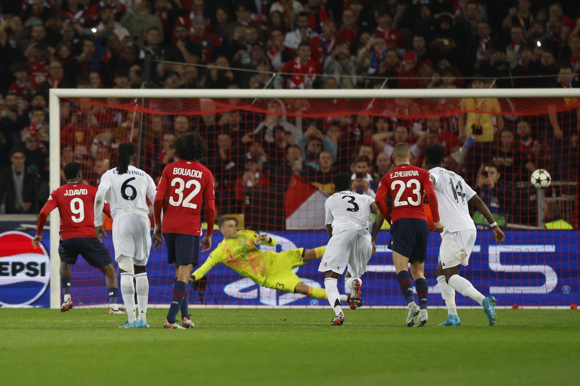 El delantero David Jonathan (I) transforma un penalti durante el partido de la segunda jornada  de la Liga de Campeones que juegan Lille y Real Madrid en Lille, Francia. EFE/EPA/MOHAMMED BADRA