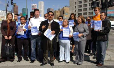 Imagen de archivo de Juan José Gutiérrez (c., de negro), junto a dirigentes de organizaciones defensoras de los derechos de los inmigrantes pertenecientes a la Coalición por los Derechos Plenos de los Inmigrantes, en Los Ángeles (California). EFE/Iván Mejía