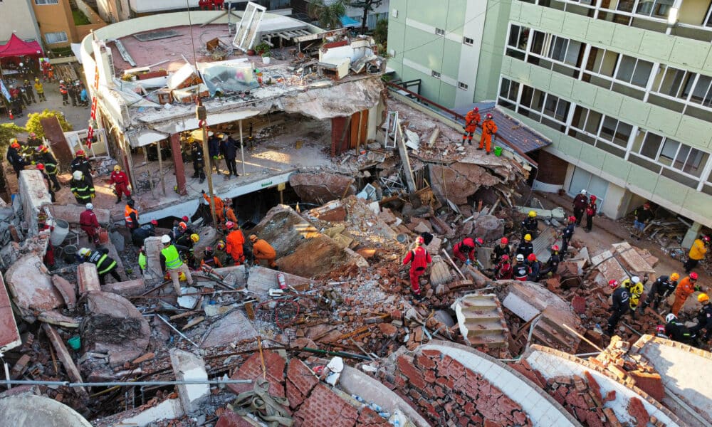 Fotografía aérea que muestra integrantes de los bomberos y grupos de rescate trabajando en la búsqueda de personas entre los escombros del edificio Aparthotel Dubrovnik, en el municipio de Villa Gesell, provincia de Buenos Aires (Argentina). EFE/ STR