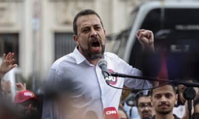 El candidato a la Alcaldía de São Paulo, el diputado Guilherme Boulos, participa en un acto de campaña, el 21 de octubre de 2024, en São Paulo (Brasil). EFE/ Sebastiao Moreira