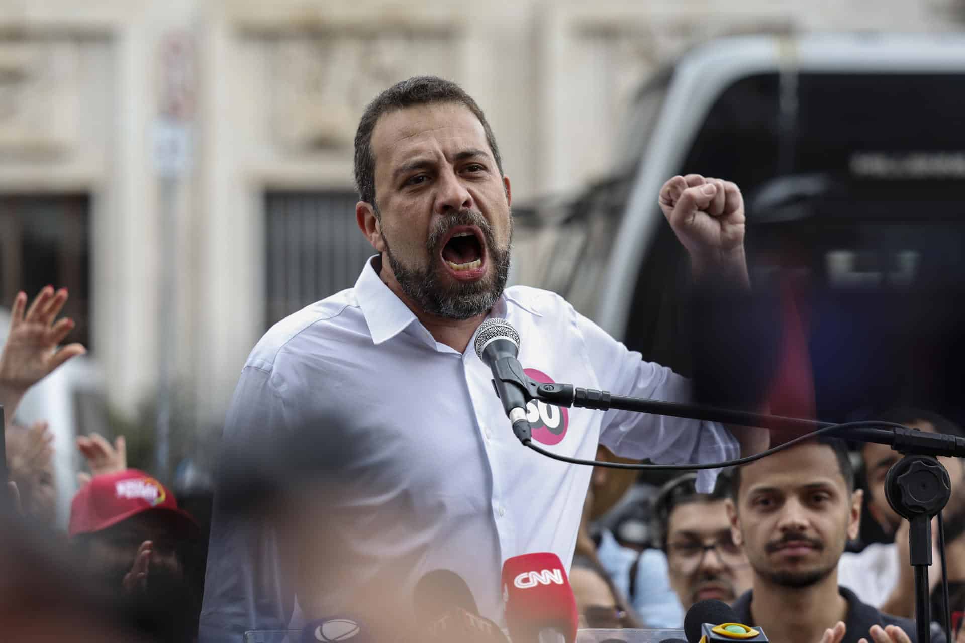 El candidato a la Alcaldía de São Paulo, el diputado Guilherme Boulos, participa en un acto de campaña, el 21 de octubre de 2024, en São Paulo (Brasil). EFE/ Sebastiao Moreira