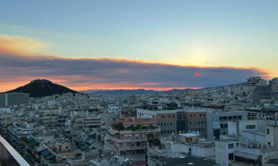 El cielo de Atenas cubierto por una densa nube de humo del incendio que se declaró el 29 de septiembre de 2024 en la región de Corintia, a unos 130 kilómetros al oeste de la capital griega. EFE/ Yannis Papachristou/SOLO USO EDITORIAL/SOLO DISPONIBLE PARA ILUSTRAR LA NOTICIA QUE ACOMPAÑA (CRÉDITO OBLIGATORIO)