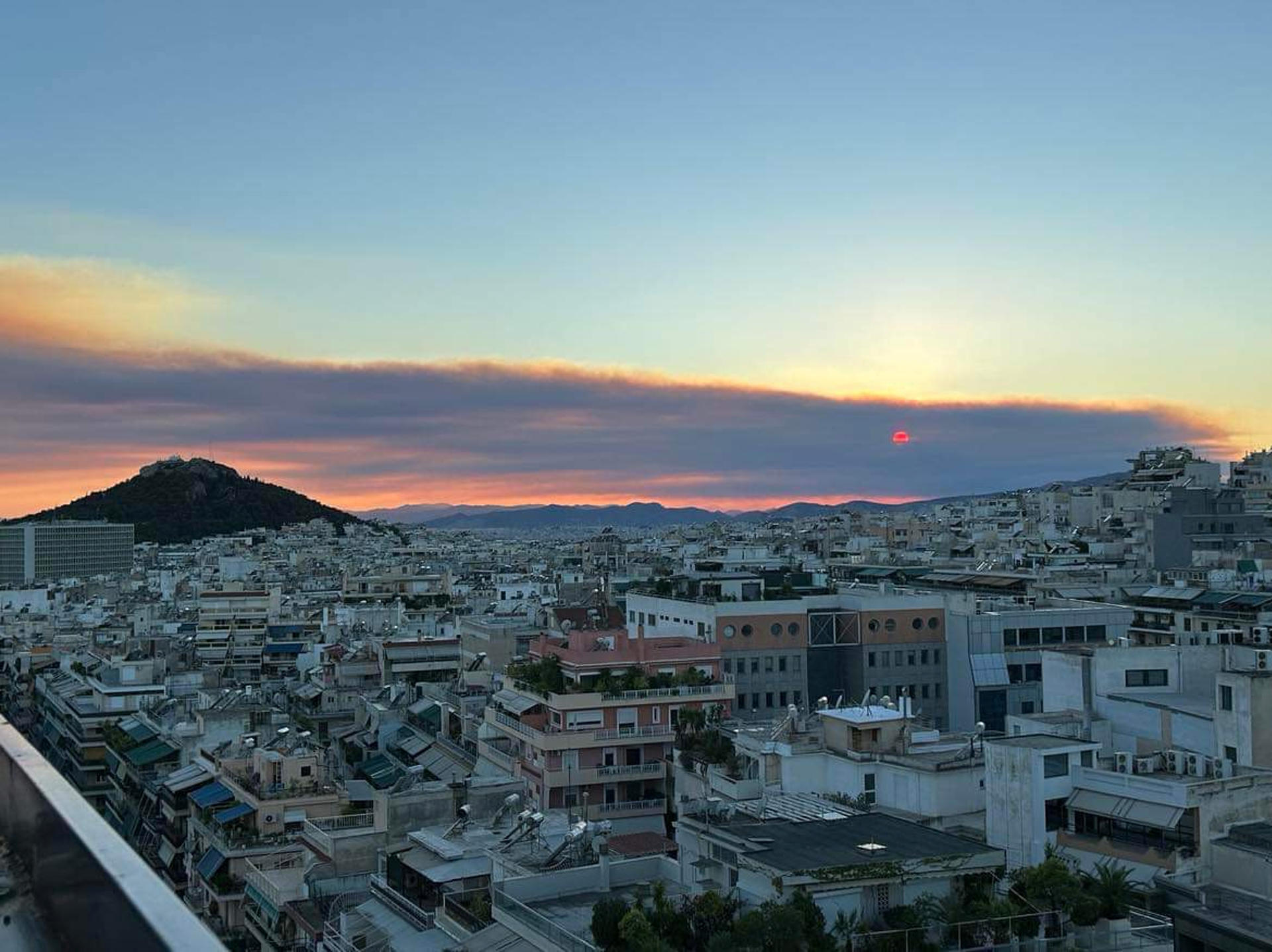 El cielo de Atenas cubierto por una densa nube de humo del incendio que se declaró el 29 de septiembre de 2024 en la región de Corintia, a unos 130 kilómetros al oeste de la capital griega. EFE/ Yannis Papachristou/SOLO USO EDITORIAL/SOLO DISPONIBLE PARA ILUSTRAR LA NOTICIA QUE ACOMPAÑA (CRÉDITO OBLIGATORIO)