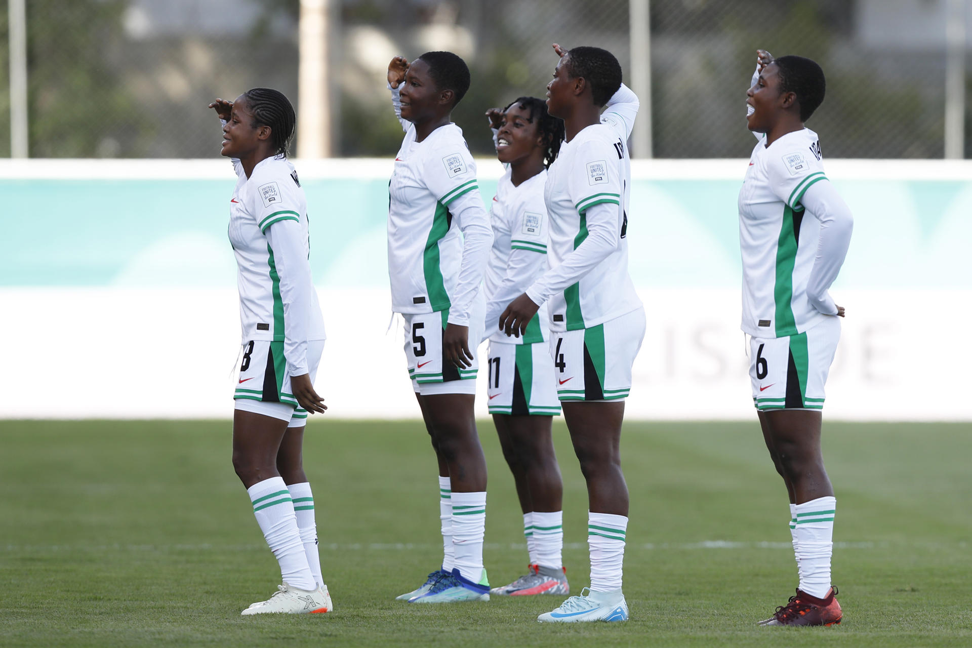 Shakirat Moshood (i) celebra su gol con sus compañeras de Nigeria en el partido del grupo A del Mundial Femenino sub-17 ante Nueva Zelanda en el estadio de Cibao, en Santiago de los Caballeros (República Dominicana). EFE/ Diana Sánchez