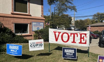 Fotografía de varios carteles de la fórmula Harris/Waltz y otros demócratas a las afueras de la oficina de campaña del Partido Demócrata del condado de Cobb en Marietta, este jueves, en Georgia (Estados Unidos). Georgia está en el punto de mira en el actual ciclo electoral de EE.UU., en especial tras el inesperado triunfo del demócrata Joe Biden en 2020, el cual provocó acusaciones de fraude, hasta ahora no demostradas, por parte de su rival, el expresidente Donald Trump y actual candidato republicano, quien amenaza con desconocer un resultado desfavorable. EFE/ Lorenzo Castro