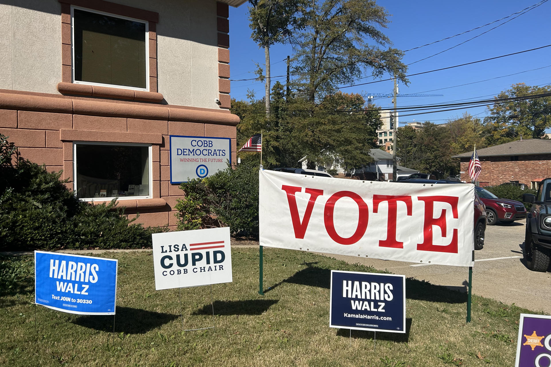 Fotografía de varios carteles de la fórmula Harris/Waltz y otros demócratas a las afueras de la oficina de campaña del Partido Demócrata del condado de Cobb en Marietta, este jueves, en Georgia (Estados Unidos). Georgia está en el punto de mira en el actual ciclo electoral de EE.UU., en especial tras el inesperado triunfo del demócrata Joe Biden en 2020, el cual provocó acusaciones de fraude, hasta ahora no demostradas, por parte de su rival, el expresidente Donald Trump y actual candidato republicano, quien amenaza con desconocer un resultado desfavorable. EFE/ Lorenzo Castro