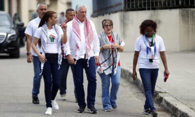 Imagen de archivo del presidente cubano Miguel Diaz-Canel (c), junto a su esposa, Lis Cuesta (i). EFE/Ernesto Mastrascusa