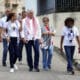 Imagen de archivo del presidente cubano Miguel Diaz-Canel (c), junto a su esposa, Lis Cuesta (i). EFE/Ernesto Mastrascusa