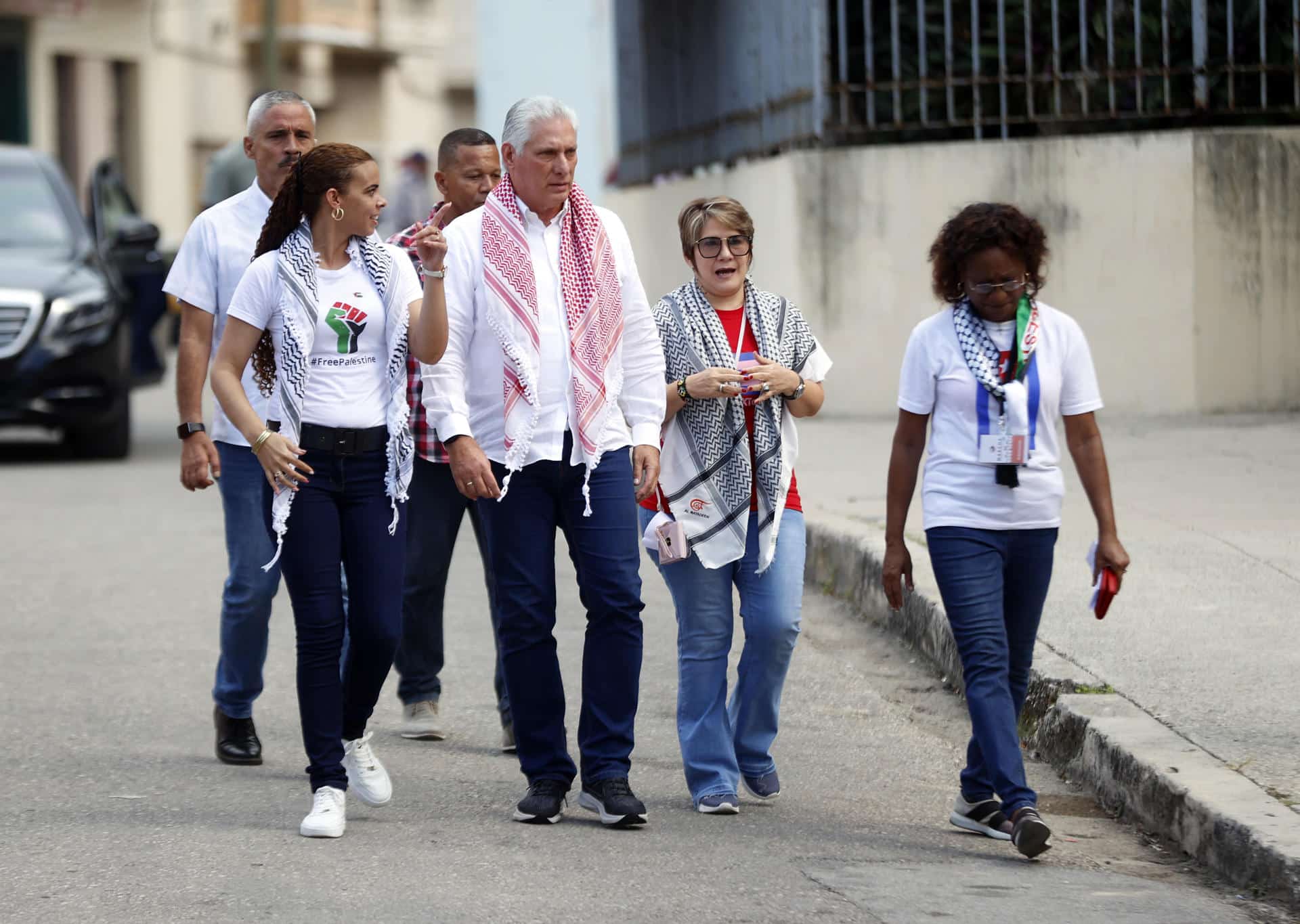 Imagen de archivo del presidente cubano Miguel Diaz-Canel (c), junto a su esposa, Lis Cuesta (i). EFE/Ernesto Mastrascusa