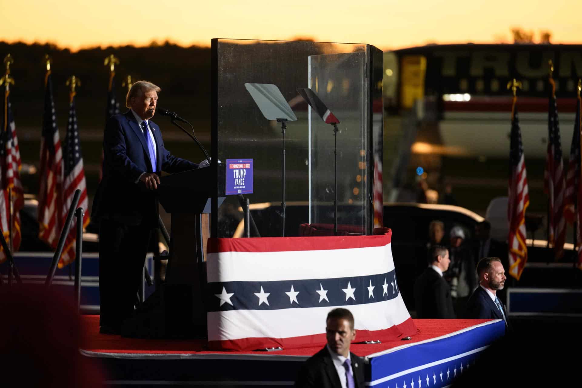 El expresidente de EE. UU., Donald Trump, realiza un mitin de campaña en el Aeropuerto Regional Arnold Palmer en Latrobe, Pensilvania, EE.UU. EFE/EPA/JUSTIN MERRIMAN