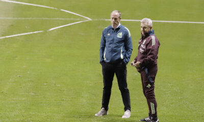 El presidente de la Federación Mexicana de Fútbol, Ivar Sisniega (i) y el técnico de la Selección Mexicana de fútbol, Javier Aguirre, conversan durante una práctica este viernes, previo a su juego amistoso ante el Valencia CF en el estadio Cuauhtémoc, en el estado de Puebla (México). EFE/ Hilda Ríos